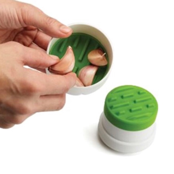 LP Chef'n Twist & Peel Garlic Peeler | Peels Multiple Cloves at One Time - Picture 3 of 7